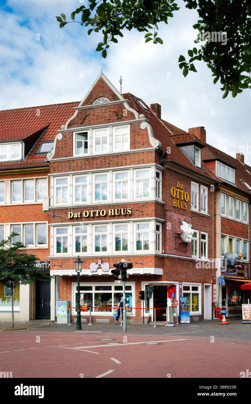 Emden, Germania 03 luglio 2025: Museo e negozio del famoso comico otto di Emden, chiamato in dialetto frisone DAT otto Huus Foto Stock