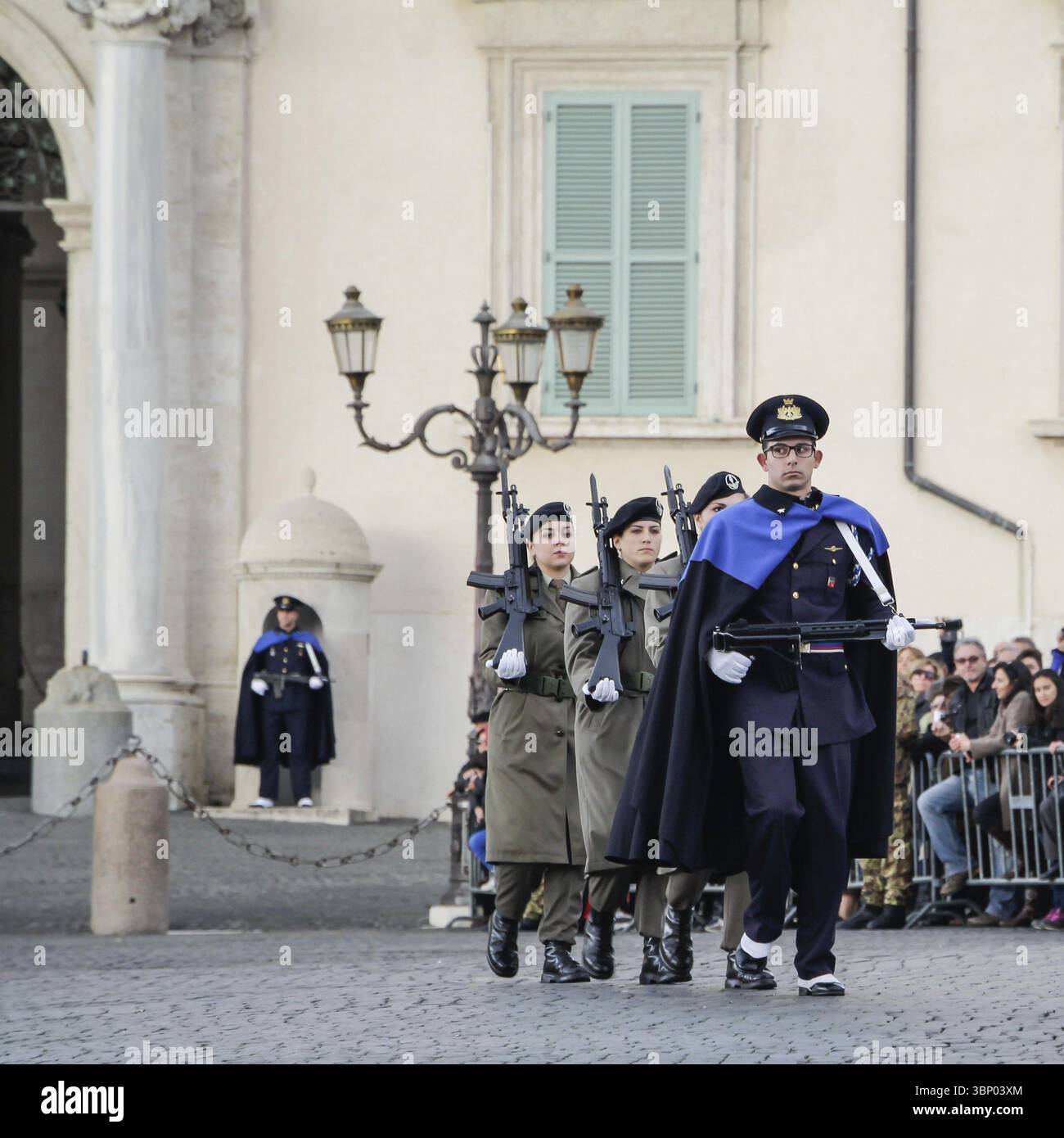 ROMA, ITALIA - 22 FEBBRAIO 2015: Cambio di guardia di fronte al Palazzo del Quirinale di Roma. Residenza ufficiale del Presidente della Repubblica italiana Foto Stock