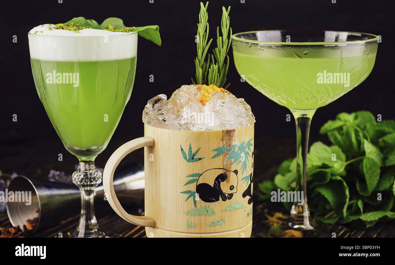 Cibo natura morta, freschi cocktail estivi al basilico verde in bicchieri Foto Stock
