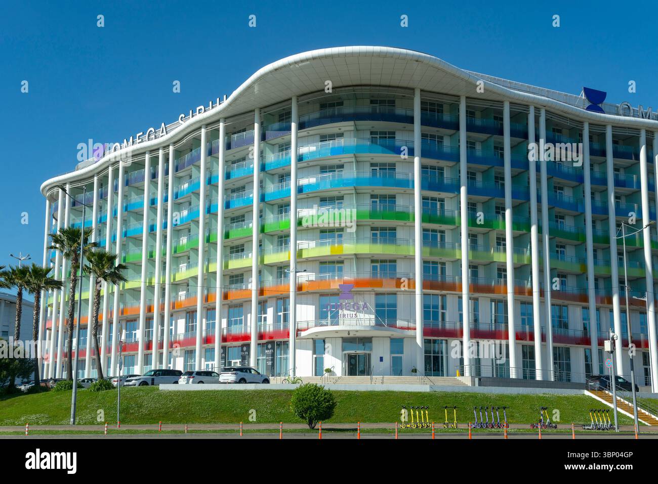 SOCHI, RUSSIA - 19 MAGGIO 2025: L'edificio del moderno Omega Sirius Hotel. Villaggio olimpico Foto Stock