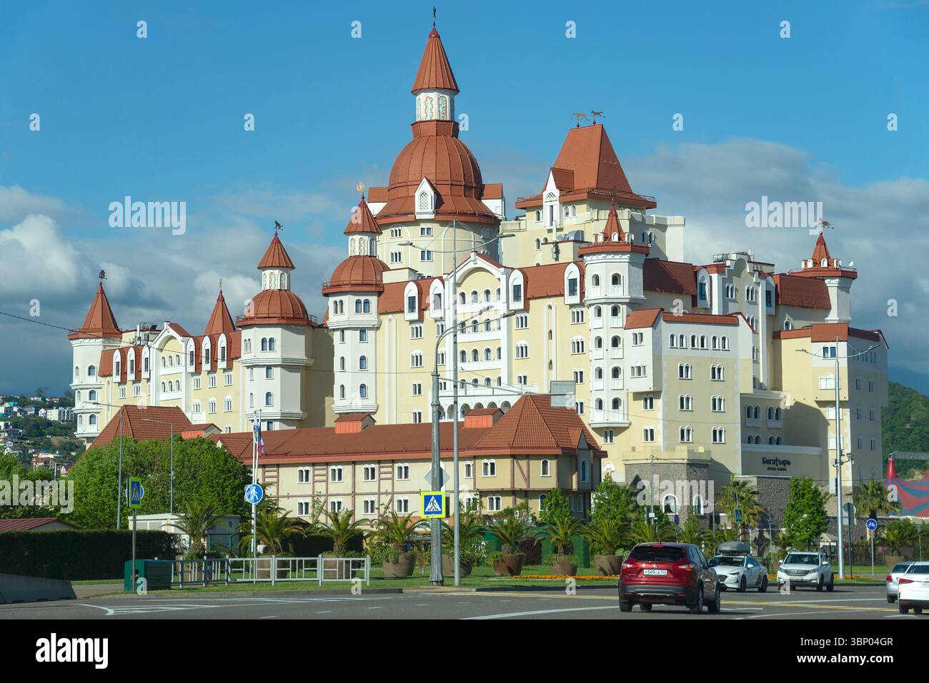 SOCHI, RUSSIA - 19 MAGGIO 2025: Hotel moderno 'Bogatyr', stilizzato come un castello medievale. Villaggio olimpico, Sochi Foto Stock
