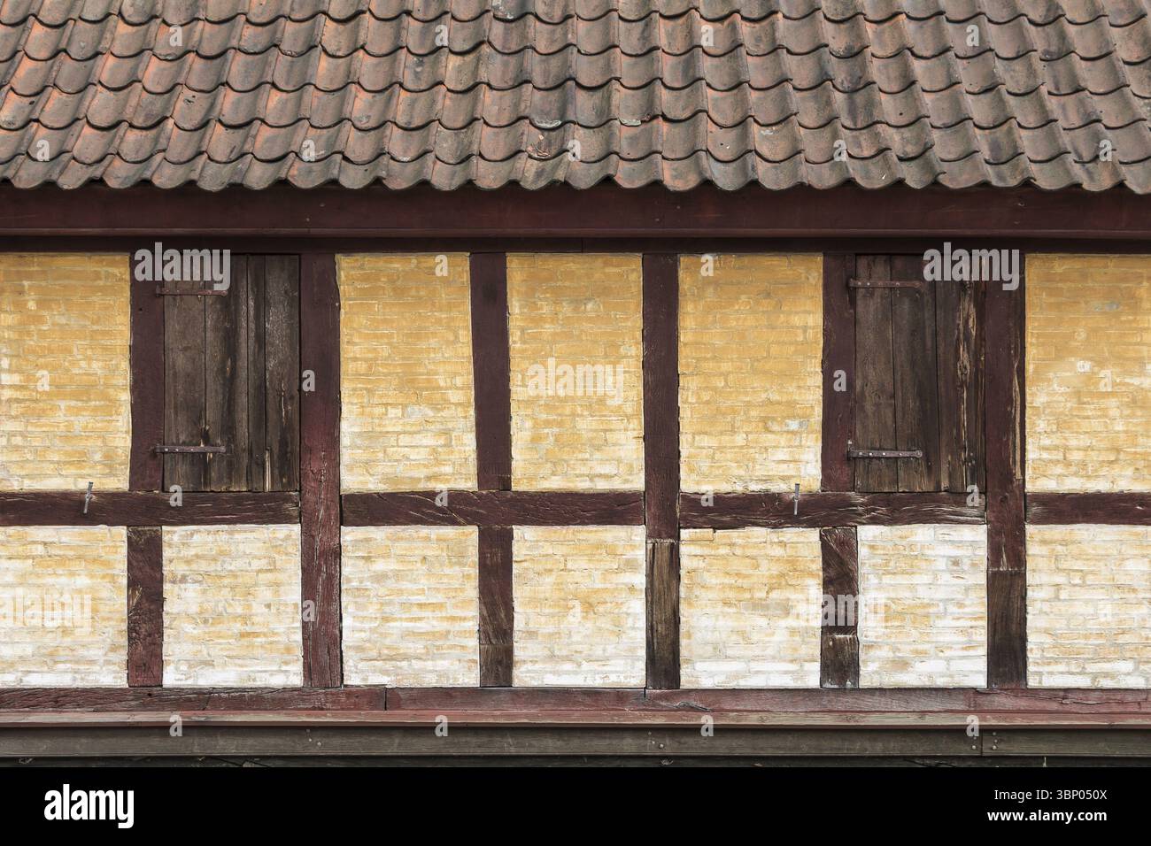 Casa medievale in legno di colore giallo marrone ad Aarhus, Danimarca, Europa Foto Stock