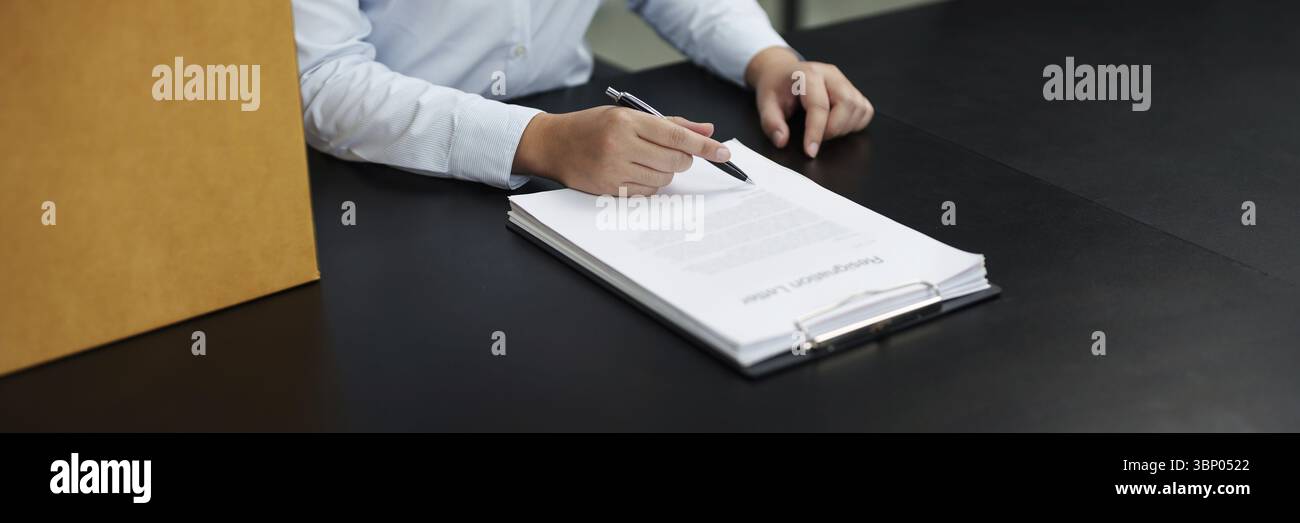 Gli uomini d'affari che violano il contratto con la lettera di dimissioni riduzione del personale che lascia le dimissioni del dipendente dell'ufficio Foto Stock