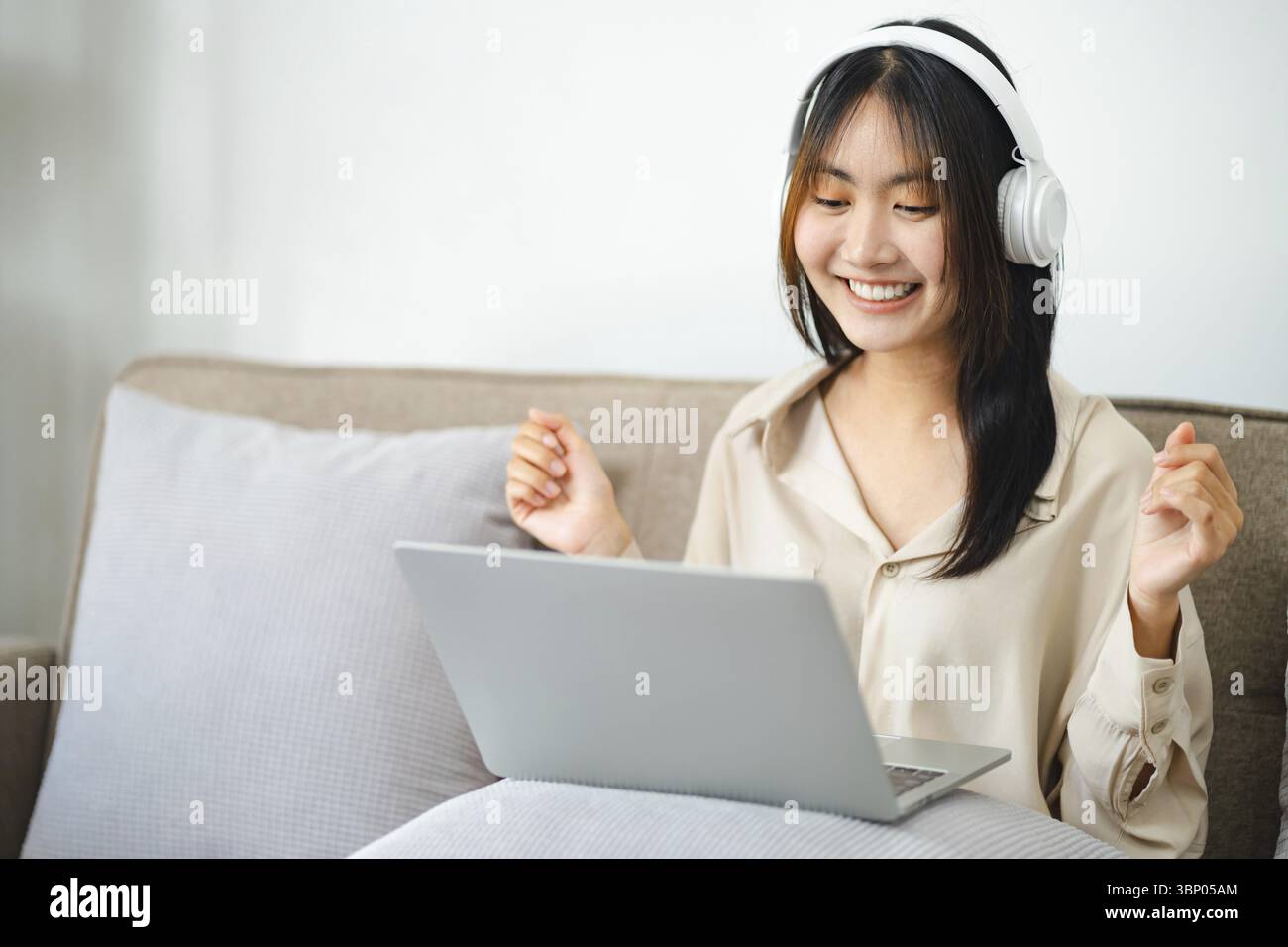 Avviare una giovane donna d'affari asiatica sicura di sé che lavora nella tecnologia di videoconferenza di gruppo webcam Foto Stock