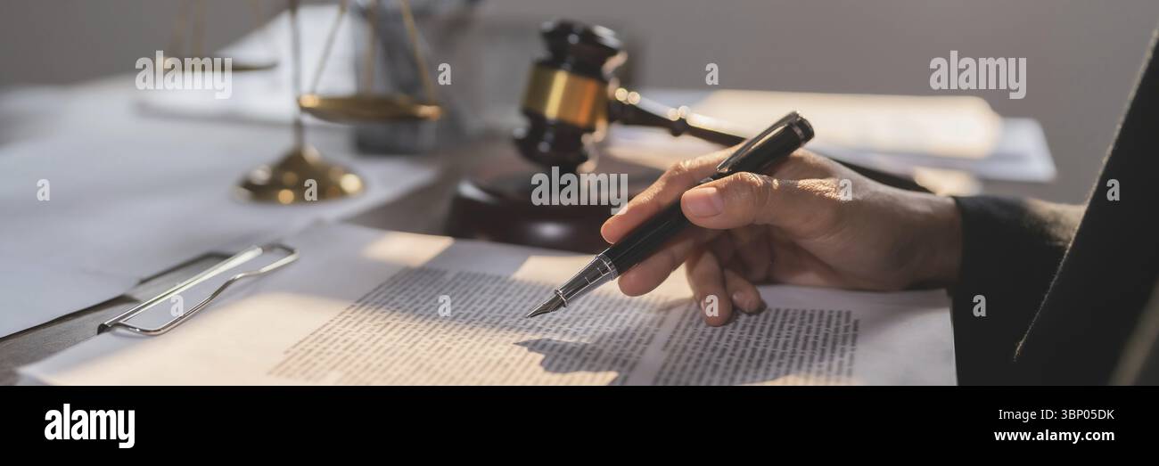 Avvocato di giustizia che sta considerando un documento legale in tribunale Foto Stock