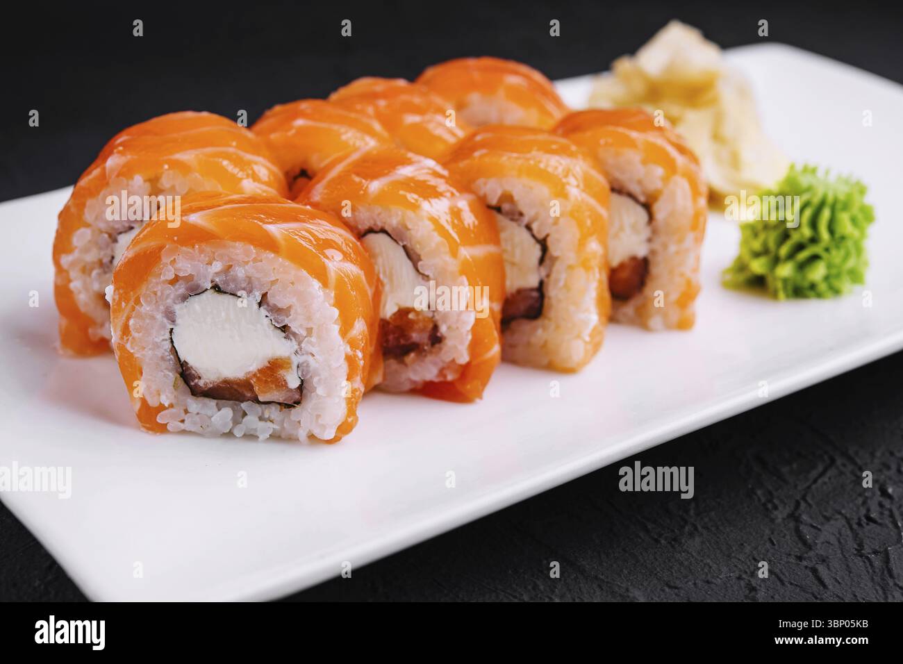 Sushi roll philadelphia con salmone e caviale sul piatto Foto Stock