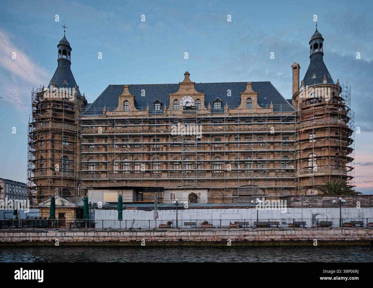 Stazione ferroviaria di Haydarpaşa (turco: Haydarpaşa Garı) a Kadıköy , Istanbul, Turchia vista del tramonto dal traghetto , è in fase di ristrutturazione Foto Stock