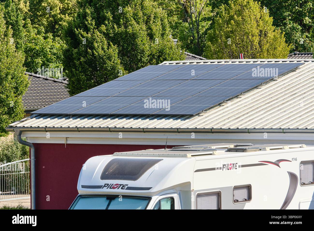 4 luglio 2025 - Lauterbach-Germania: Pannelli solari installati sul tetto di un campeggio con camper parcheggiato davanti, per promuovere l'energia rinnovabile Foto Stock