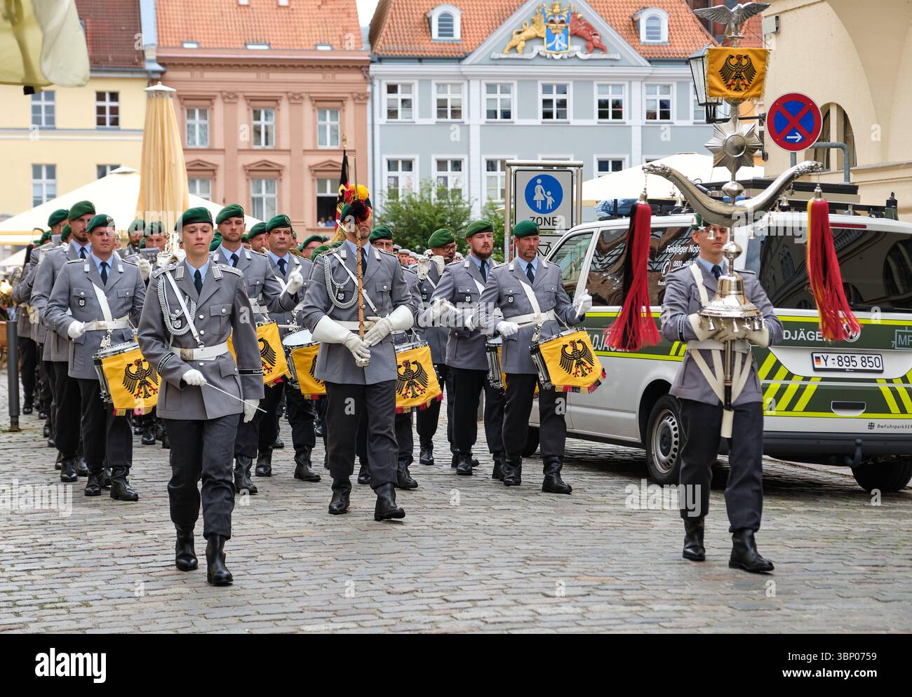 28 giugno 2025 - Stralsund-Germania: La banda militare della Bundeswehr marcia dalla vecchia piazza del mercato, conduttore femminile a sinistra, portatore standard anteriore a destra, Feldja Foto Stock