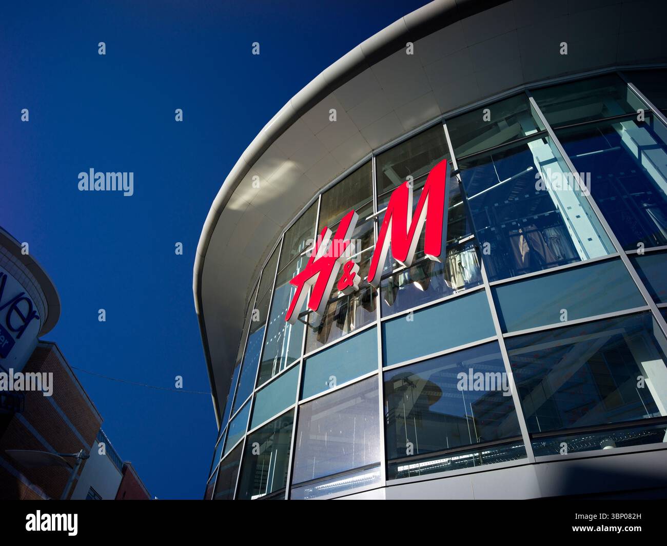 Kings Lynn, Inghilterra, Regno Unito, 2 luglio 2025, H&M Sign Foto Stock