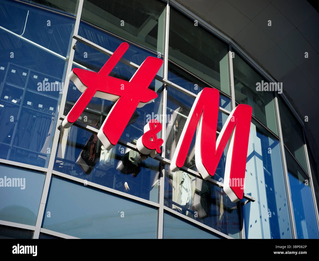 Kings Lynn, Inghilterra, Regno Unito, 2 luglio 2025, H&M Sign Foto Stock