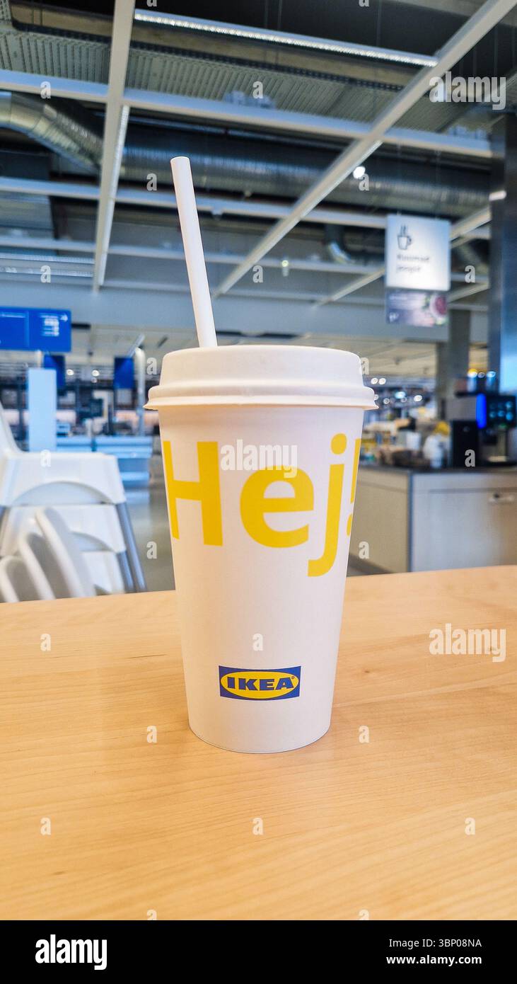 Tallinn, Estonia - 19 giugno 2025: Tazza di carta per bevande etichettata "Hej" con il logo IKEA presso l'area ristorazione o caffetteria dell'IKEA. Ristorante scandinavo informale - Immagine stock catturata con smartphone