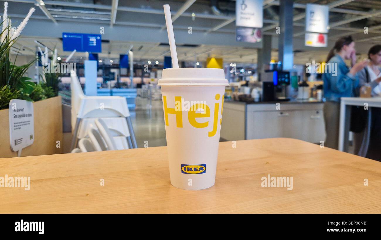 Tallinn, Estonia - 19 giugno 2025: Tazza di carta per bevande etichettata "Hej" con il logo IKEA presso l'area ristorazione o caffetteria dell'IKEA. Ristorante scandinavo informale - Immagine stock catturata con smartphone