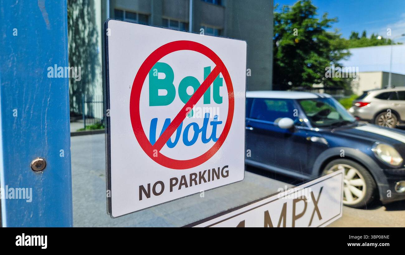 Tallinn, Estonia - 3 luglio 2025: Simbolo di divieto rosso sui loghi di Bolt e Wolt. Non sono ammessi i corrieri dei servizi di consegna di cibo e corse - Immagine stock catturata con smartphone
