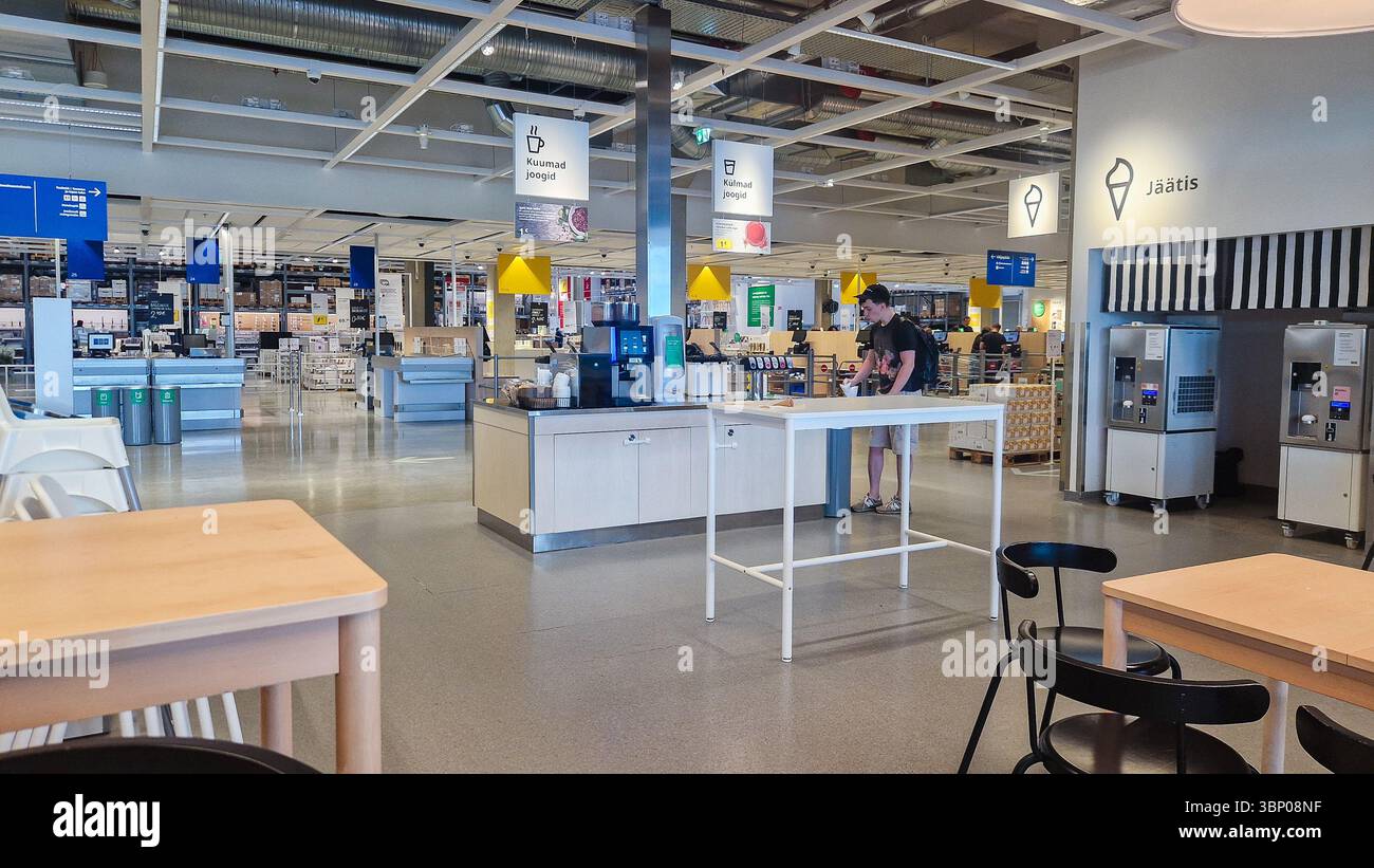 Tallinn, Estonia - 19 giugno 2025: Area ristoro o caffetteria IKEA. Atmosfera informale scandinava per la ristorazione al dettaglio. - Immagine stock catturata con smartphone