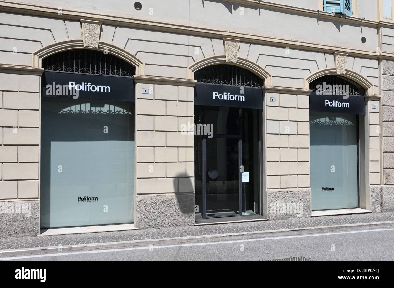 Poliform Möbeldesign-Store a Pesaro, Italia. Poliform ist ein italienisches Unternehmen, das hochwertige, moderne Möbel und Einrichtungssysteme für den Wohn- und Objektbereich herstellt *** Poliform Furniture design store a Pesaro, Poliform è un'azienda italiana che produce mobili e sistemi di arredo moderni di alta qualità per il settore domestico e contract Foto Stock