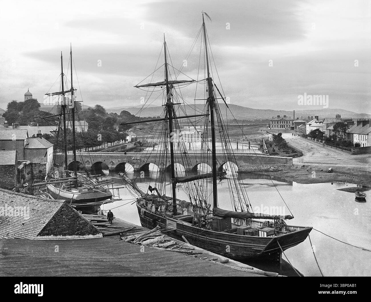 Una fotografia della fine del XIX secolo di due navi a vela ormeggiate alle banchine sul lato del fiume Vartry a Wicklow, la città della contea di Wicklow in Irlanda. Foto Stock