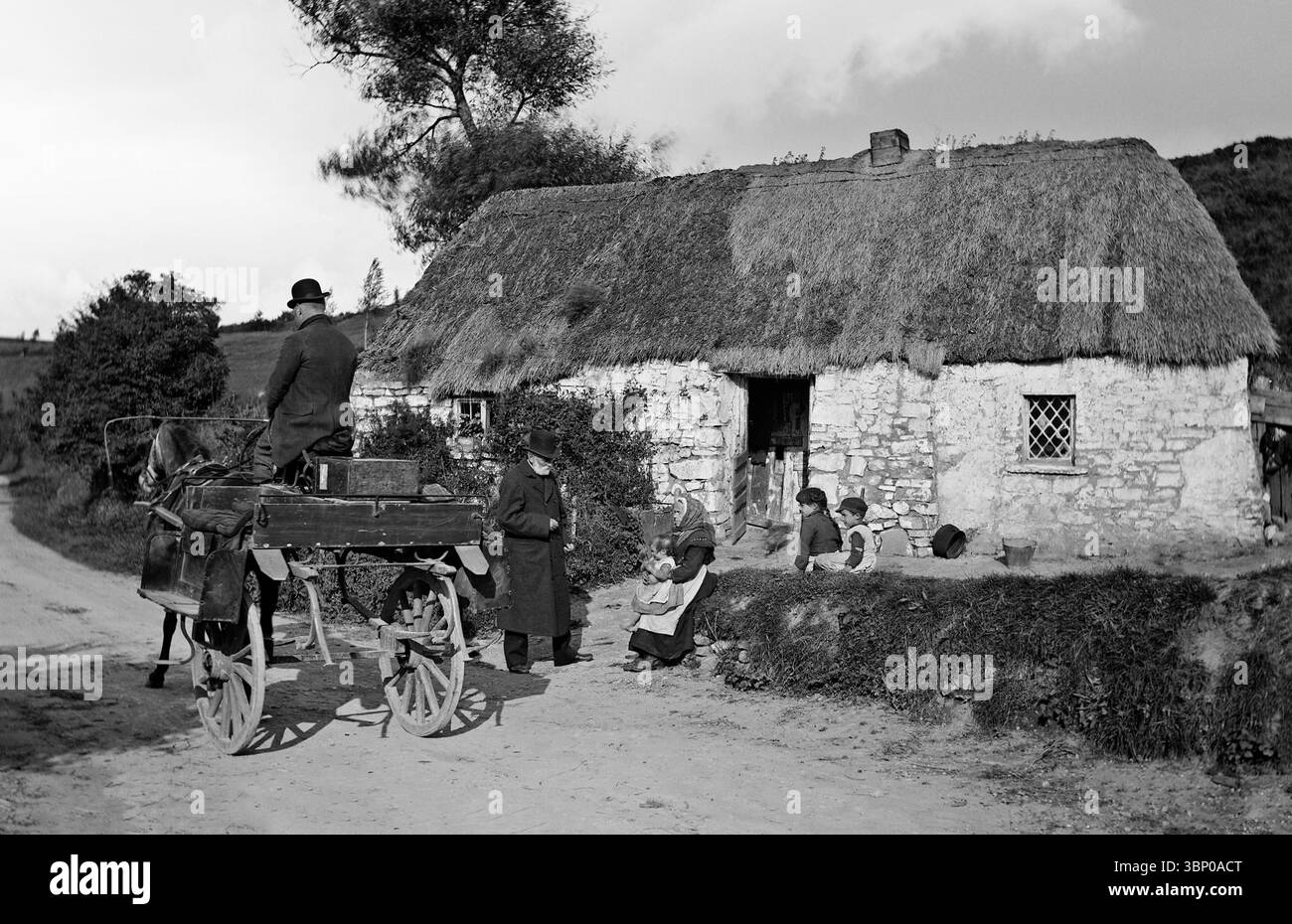 Una fotografia del tardo XIX secolo del tradizionale cottage di paglia di Biddy Gray a Crooked Wood, un piccolo villaggio nella contea di Westmeath, Irlanda Foto Stock