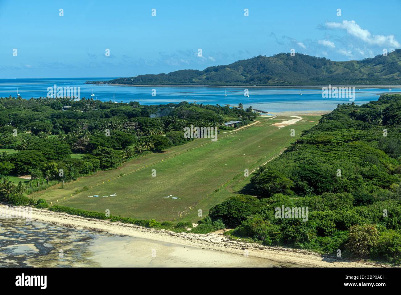 Una piccola pista di atterraggio in erba per i tour operator, su un'isola delle Figi, le Figi. Foto Stock