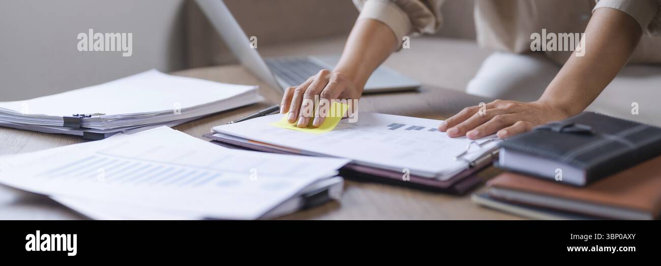 Immagine di donna calcolare la fattura fiscale a casa, riassumendo le tasse, planando il denaro Foto Stock