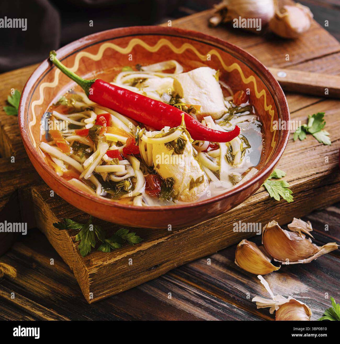 Natura morta alimentare, zuppa con brodo di pollo con tagliatelle e verdure Foto Stock