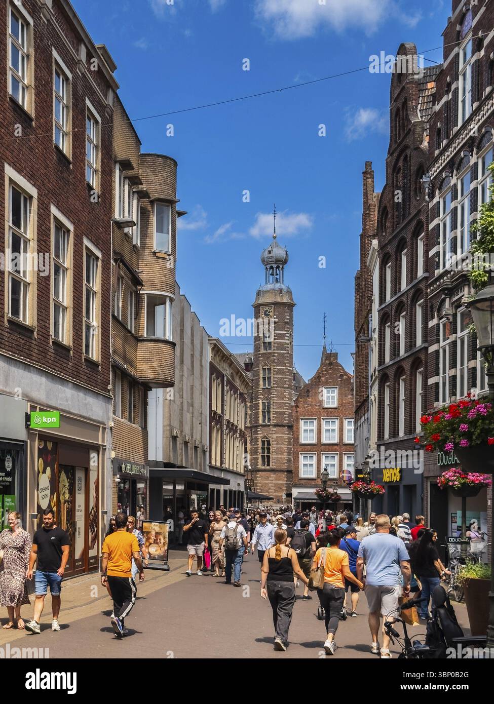 Molti passanti nel centro della città di Venlo, Paesi Bassi Foto Stock