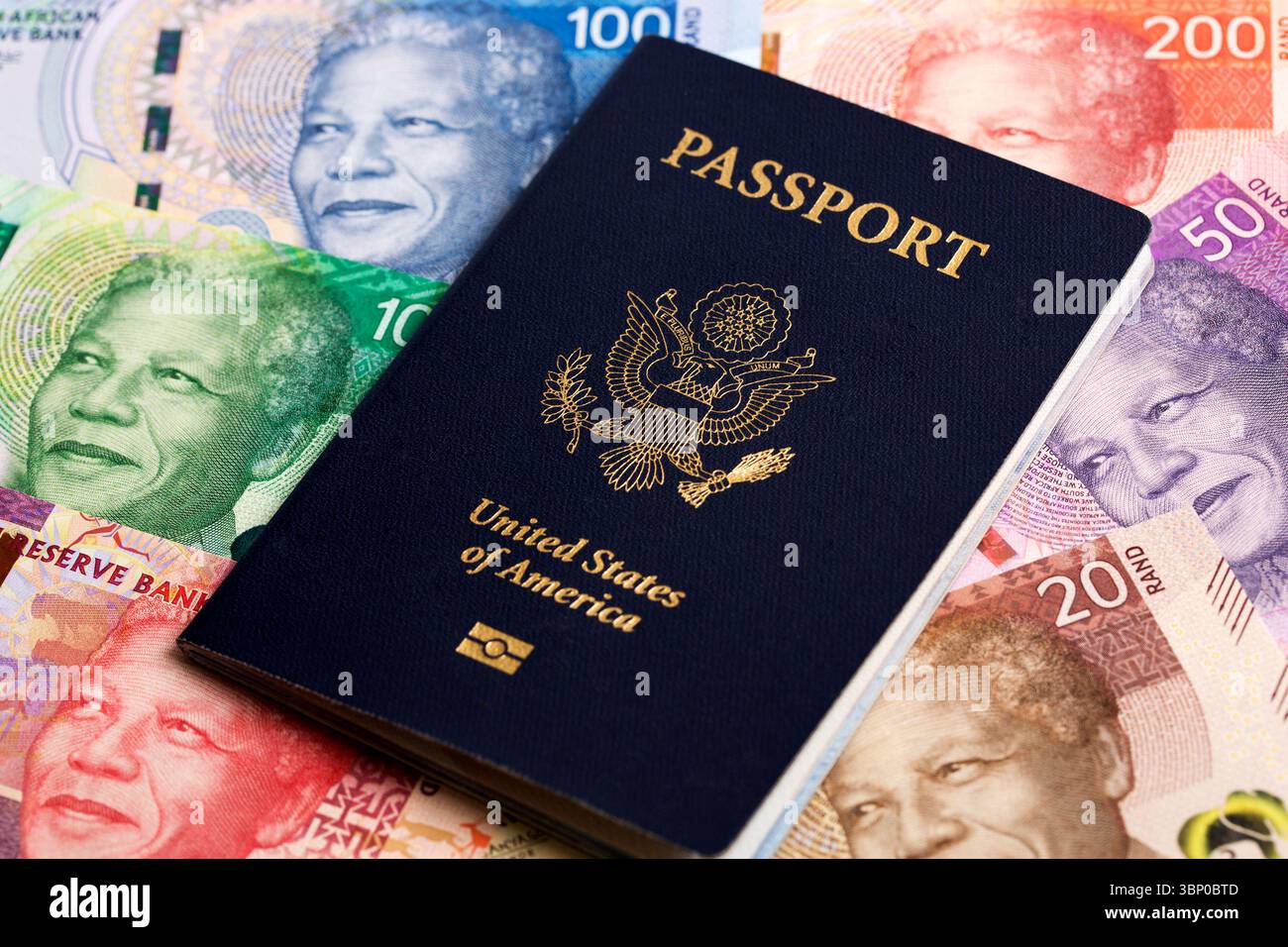 Passaporto americano sui soldi sudafricani - Rand Foto Stock
