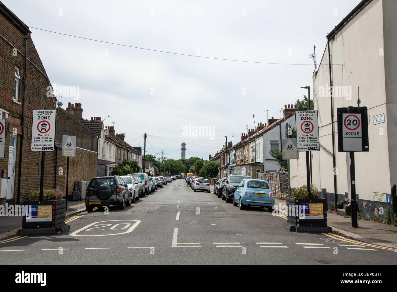 Cartello stradale indicante una zona pedonale e ciclabile con accesso limitato per i veicoli a motore in determinati orari. Viene visualizzato anche un limite di velocità di 20 mph noto Foto Stock