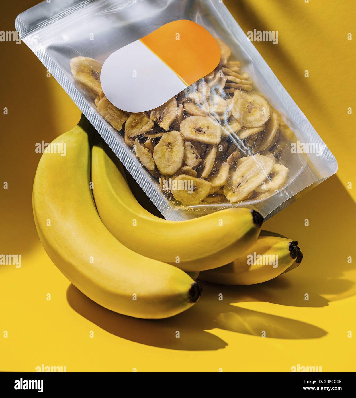 Confezione di patatine di banane biologiche sane essiccate Foto Stock