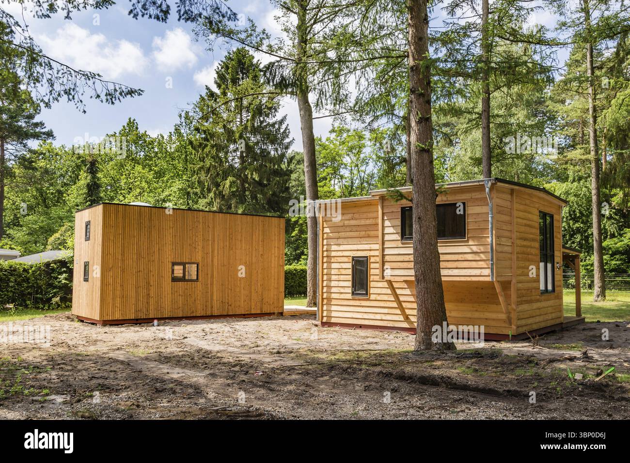 Beekbergen, Paesi Bassi, 21 giugno 2019: Piccola casa in legno in costruzione. Una nuova forma di filosofia vivente per ridurre l'impronta ecologica, Beekberge Foto Stock
