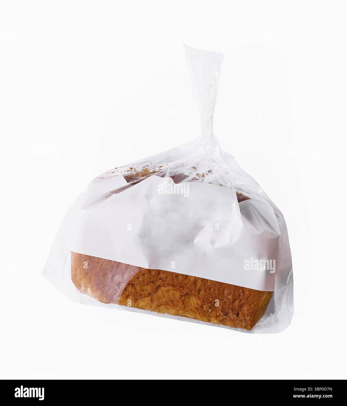 Natura morta alimentare, pane dolce in confezione di plastica su sfondo bianco Foto Stock
