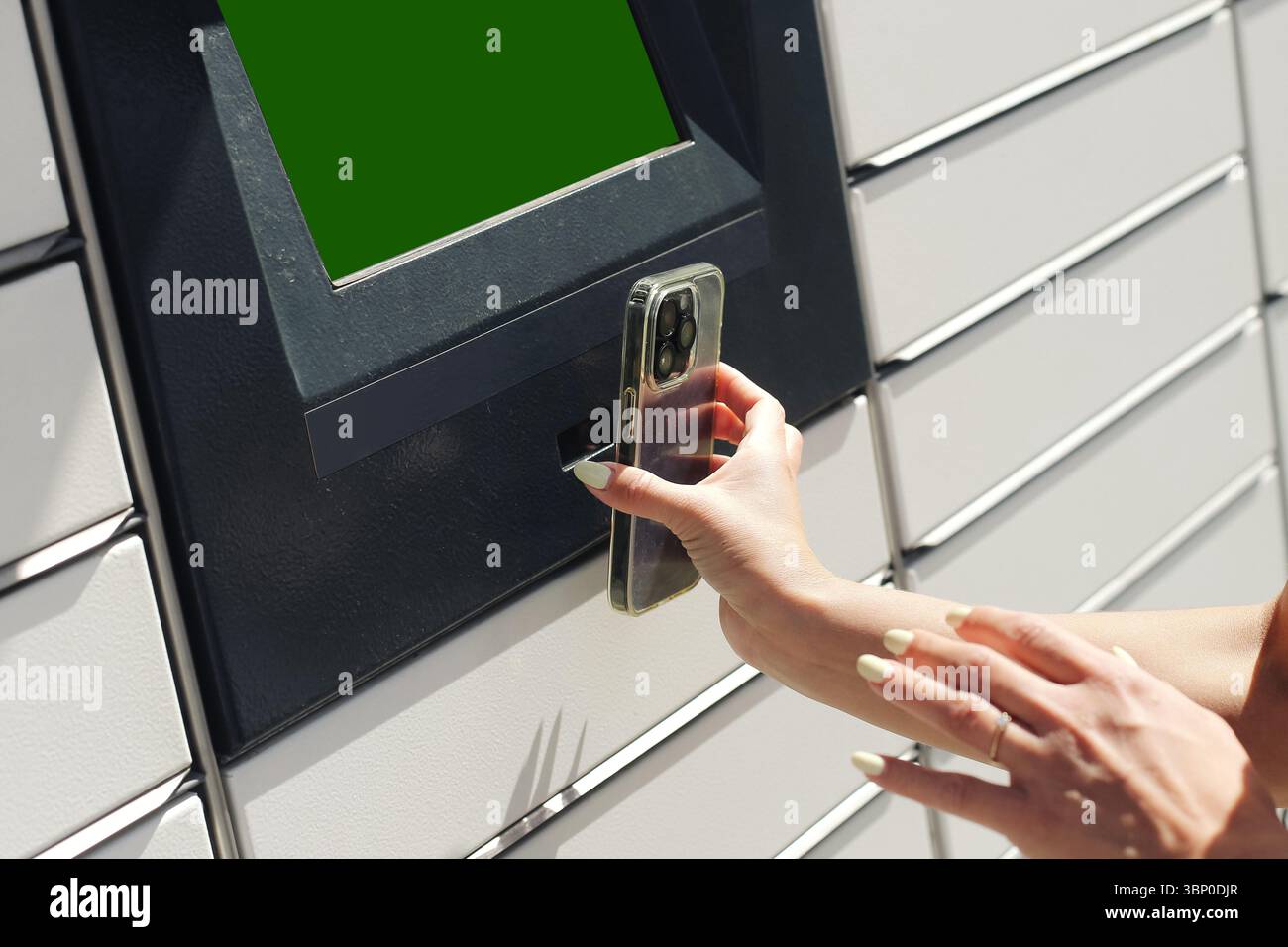 Donna che esegue la scansione del codice QR sullo smartphone per aprire l'armadietto dei pacchi. Moderno punto di prelievo self-service. Consegna senza contatto ritiro pacchi esterni. Foto Stock