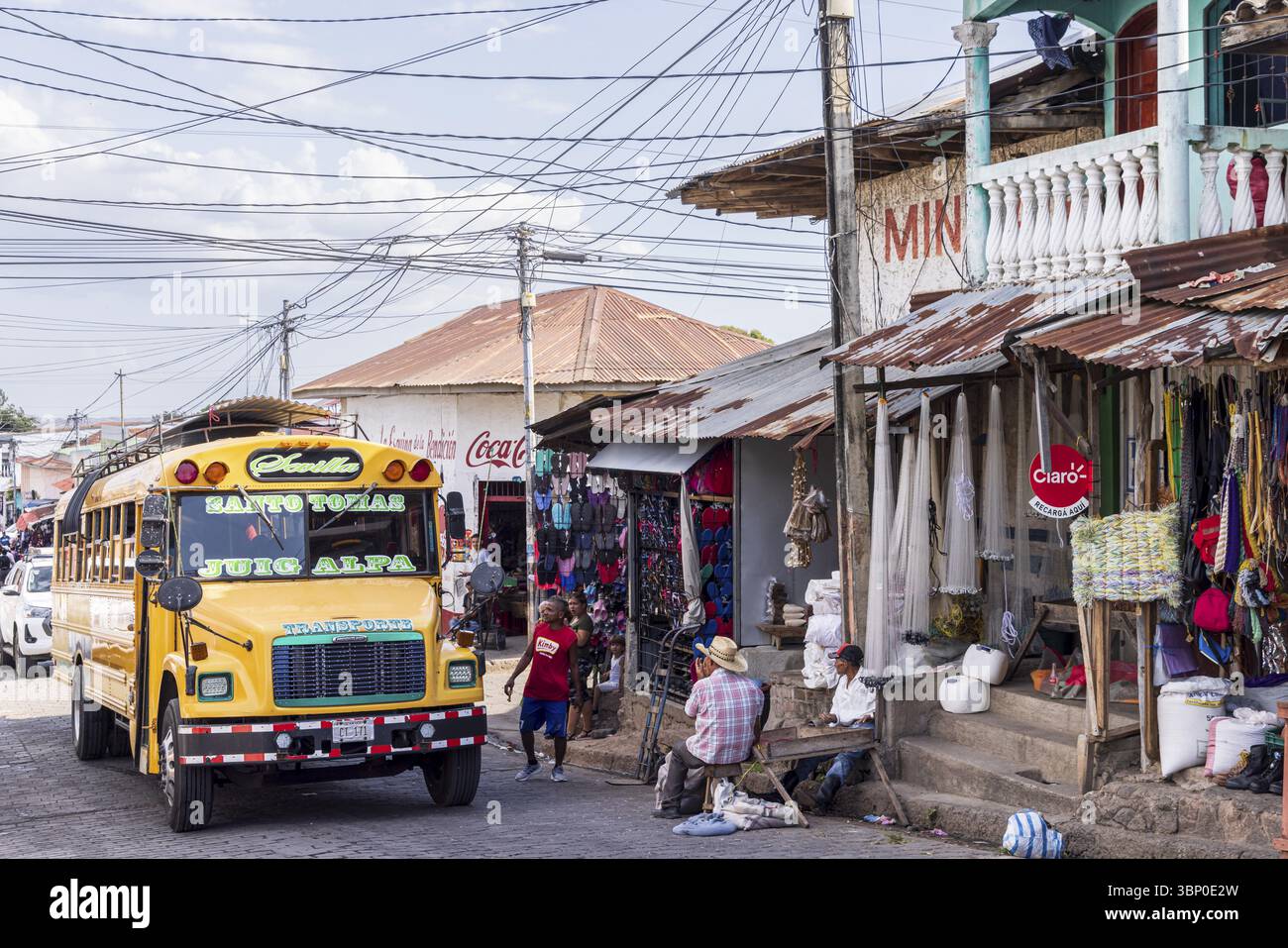 Juilgalpa, Nicaragua - 12 marzo 2024: Grande autobus pubblico giallo tra Juilgalpa e sant tomas che attraversa la piccola strada principale della capitale Juilgalpa Foto Stock