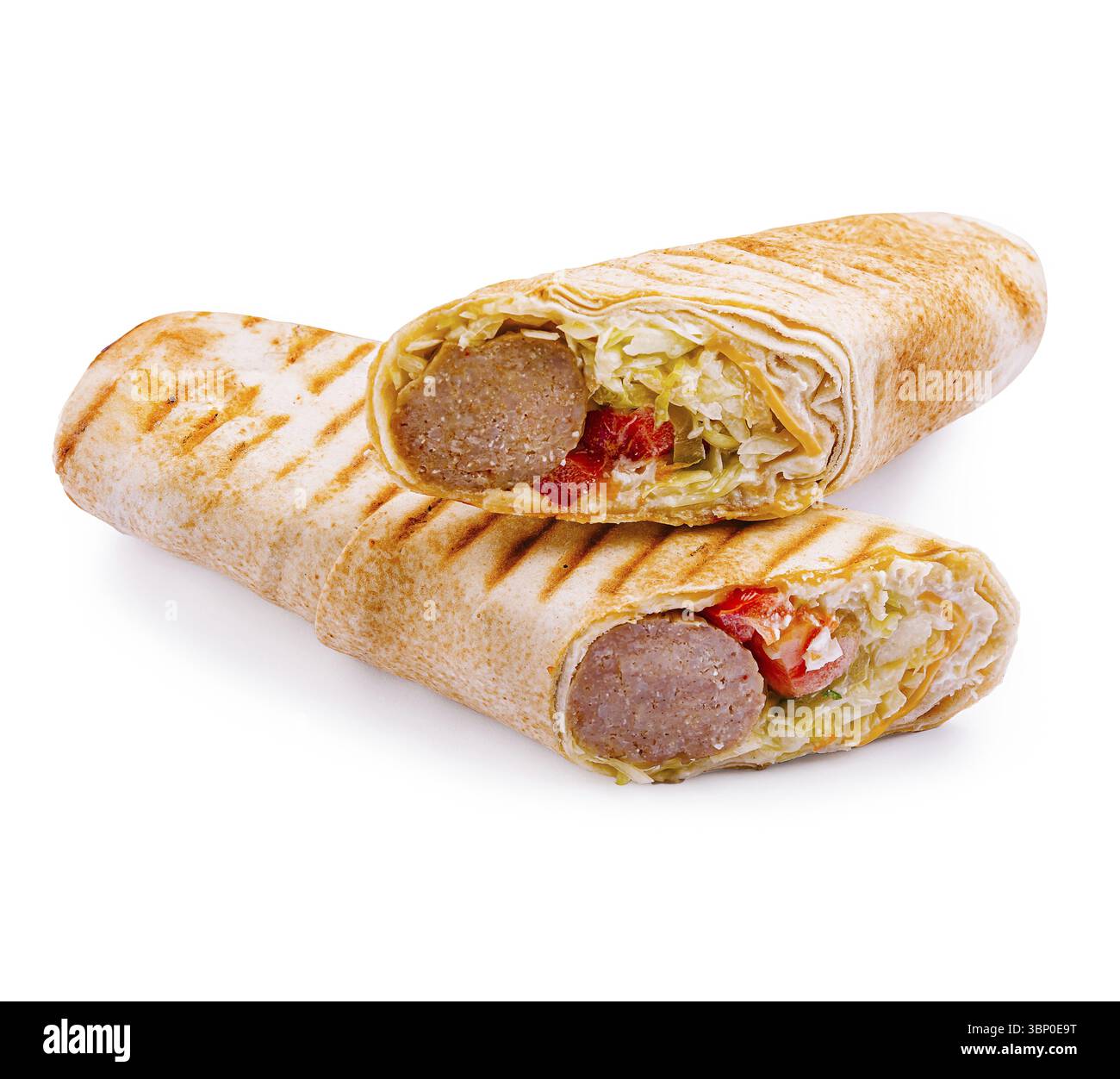 Food STILL-Life, due deliziosi involtini sono ripieni di salsiccia alla griglia, lattuga e pomodori, mostrando un vivace mix di colori e consistenze, perfetto Foto Stock