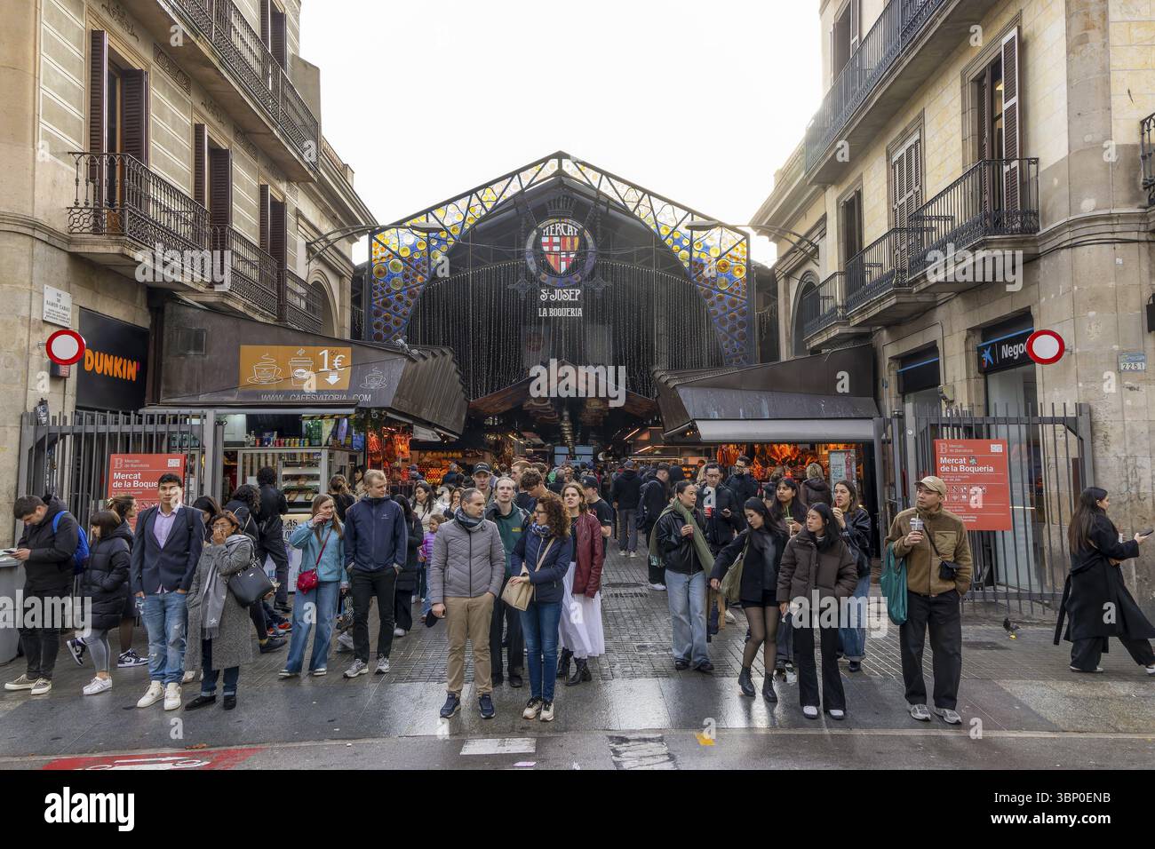 Ingresso al famoso mercato pubblico Mercat de la Boqueria in via Rambla, Barcellona, Catalogna, Spagna, Europa Foto Stock
