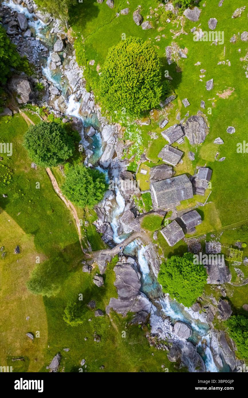 Veduta aerea dell'alpeggio di Puntid. Calnegia, Foroglio, Cevio, Val Bavona, Valle Maggia, Cantone Ticino, Svizzera. Foto Stock