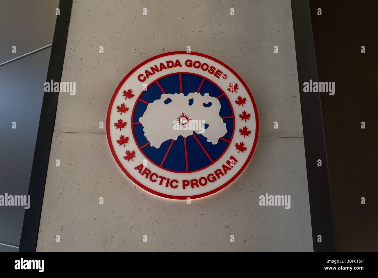 Un logo Canada Goose nel negozio di un centro commerciale di Edmonton, Alberta, Canada. Foto Stock