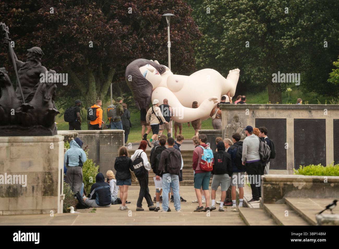 SOLO USO EDITORIALE Vista generale dei membri della palestra Powerbuilding che trasportano un cuoco gonfiabile Beryl presso "Hello Sailor" di Jeremy Deller, una celebrazione dell'arte e della comunità al TInside Lido di Plymouth, presentata dal Box Plymouth e dalla National Gallery come parte del loro progetto bicentenario "Trionfo dell'Arte". Data foto: Sabato 5 luglio 2025. Foto Stock SOLO USO EDITORIALE Vista generale dei membri della palestra Powerbuilding che trasportano un cuoco gonfiabile Beryl presso "Hello Sailor" di Jeremy Deller, una celebrazione dell'arte e della comunità al TInside Lido di Plymouth, presentata dal Box Plymouth e dalla National Gallery come parte del loro progetto bicentenario "Trionfo dell'Arte". Data foto: Sabato 5 luglio 2025. Foto Stock