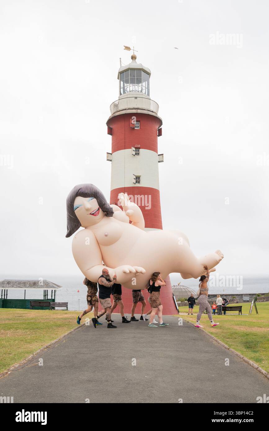 SOLO USO EDITORIALE Vista generale dei membri della palestra Powerbuilding che trasportano un cuoco gonfiabile Beryl presso "Hello Sailor" di Jeremy Deller, una celebrazione dell'arte e della comunità al TInside Lido di Plymouth, presentata dal Box Plymouth e dalla National Gallery come parte del loro progetto bicentenario "Trionfo dell'Arte". Data foto: Sabato 5 luglio 2025. Foto Stock SOLO USO EDITORIALE Vista generale dei membri della palestra Powerbuilding che trasportano un cuoco gonfiabile Beryl presso "Hello Sailor" di Jeremy Deller, una celebrazione dell'arte e della comunità al TInside Lido di Plymouth, presentata dal Box Plymouth e dalla National Gallery come parte del loro progetto bicentenario "Trionfo dell'Arte". Data foto: Sabato 5 luglio 2025. Foto Stock