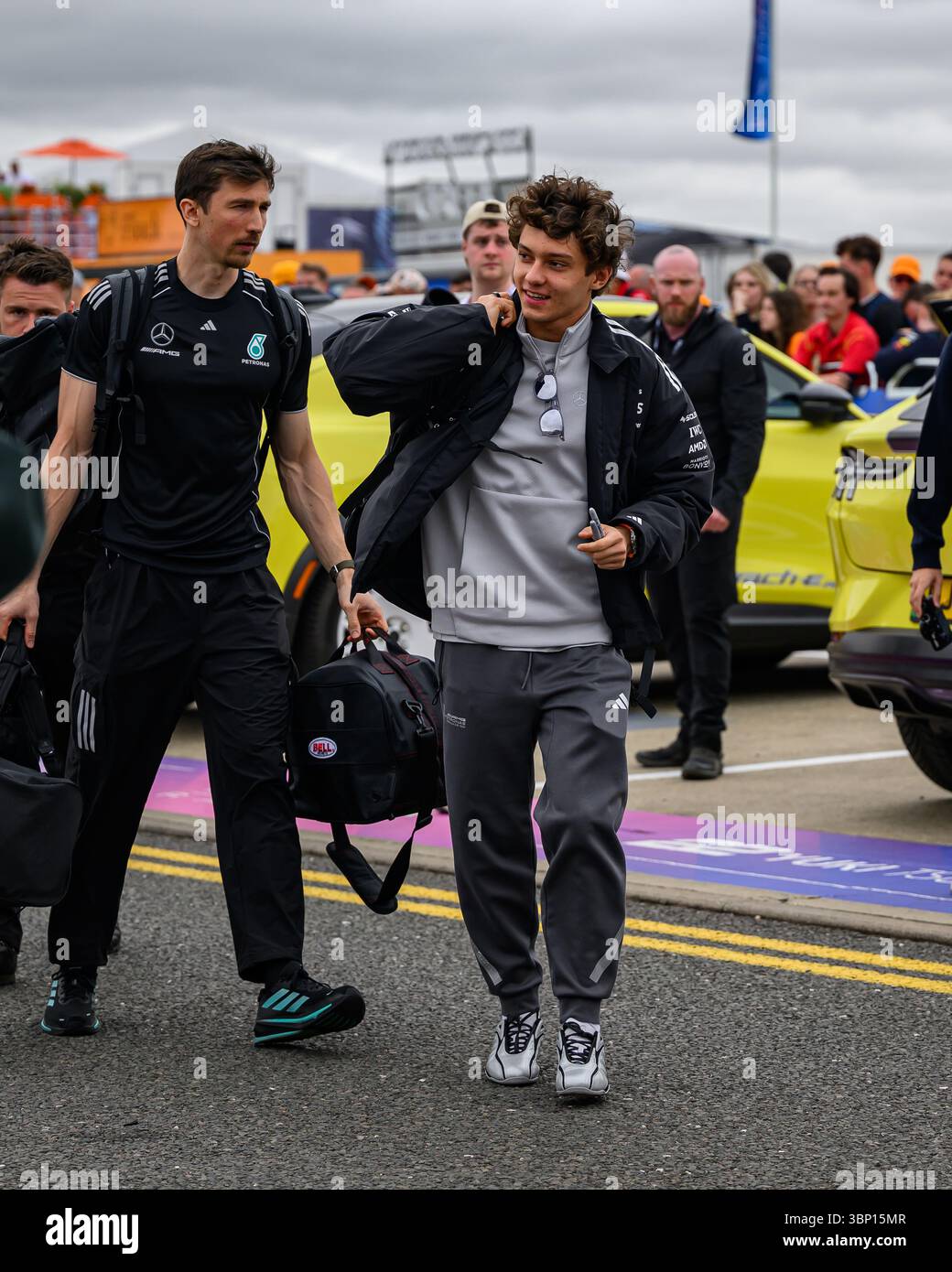 TOWCESTER, REGNO UNITO. 05 luglio: Oliver Bearman del Haas F1 Team è stato accolto dai tifosi durante il Qatar Airways British Grand Prix 2025 sul circuito di Silverstone sabato 5 luglio 2025 a TOWCESTER, INGHILTERRA. Crediti: Taka G Wu/Alamy Live News Foto Stock