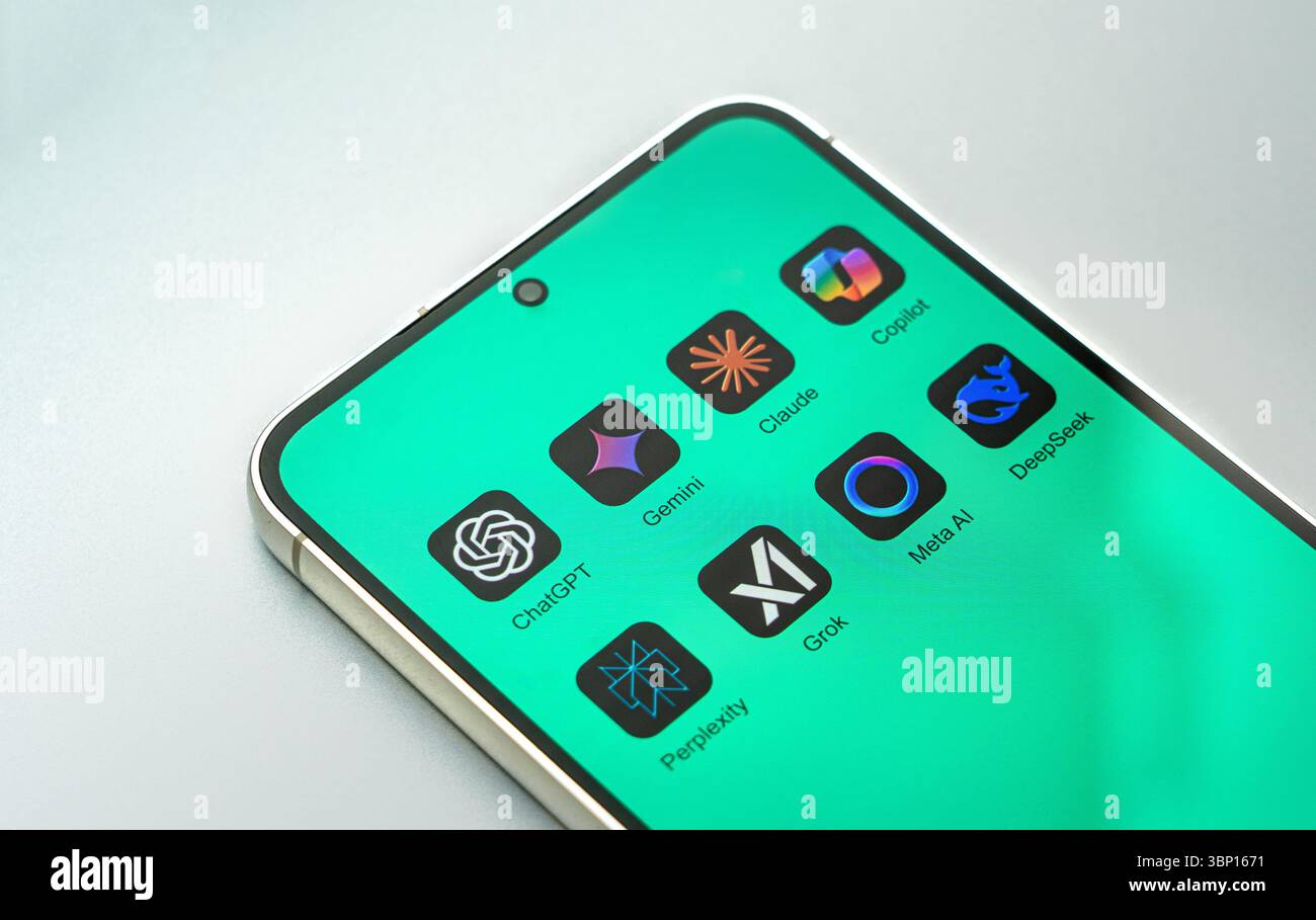 INTELLIGENZA ARTIFICIALE a portata di mano - Vista mobile di ChatGPT, Gemini, Copilot e eta ai Foto Stock