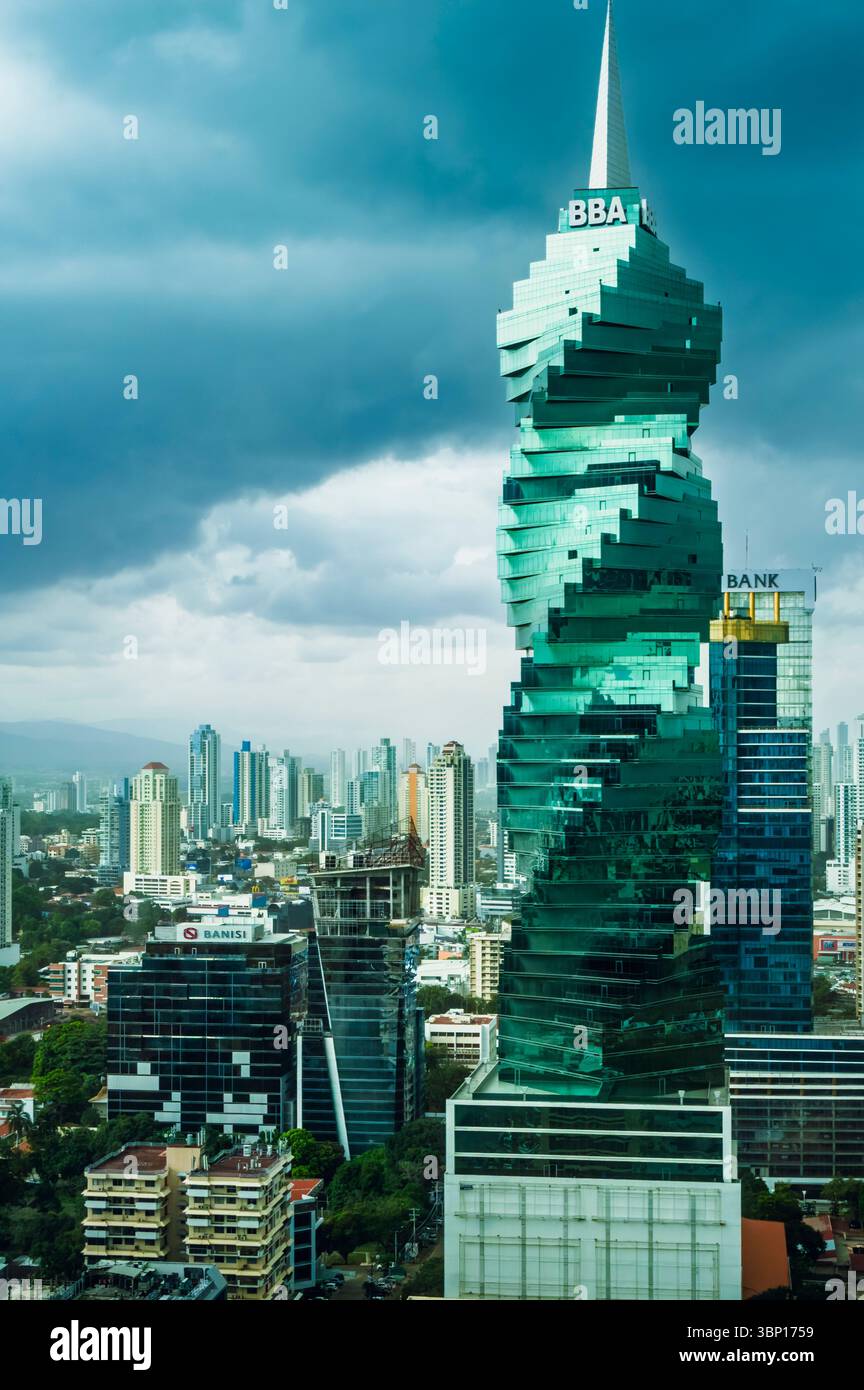 Panama City, Panama, 16 maggio 2014: Geometry Unleashed: Twisted Symmetry in the Heart of Panama’s Skyline Foto Stock