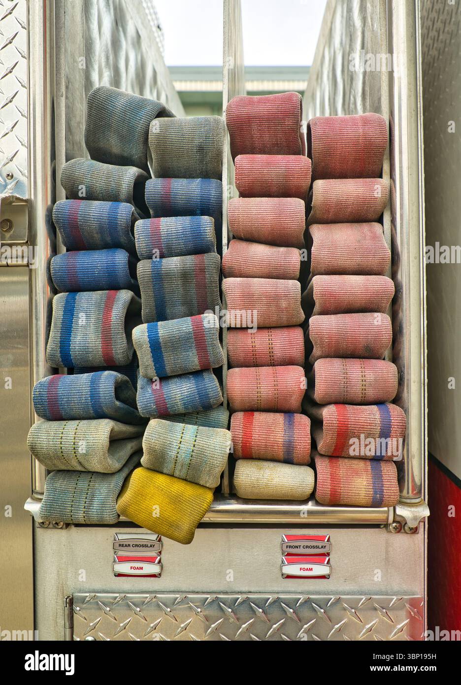 Spara manichette d'acqua su un camion dei vigili del fuoco nel centro di Cincinnati, Ohio USA 2025 Foto Stock
