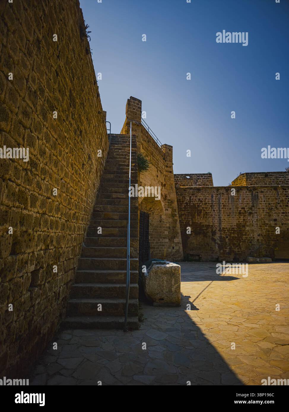 scalinata in pietra e ombra all'interno della fortezza medievale di famagosta, cipro - 13 giugno 2025 Foto Stock