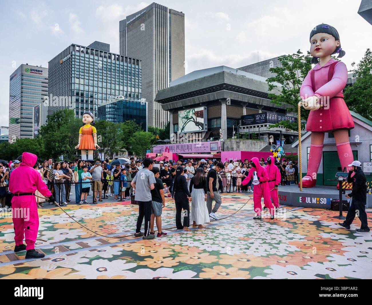 Seoul, Corea del Sud - luglio 05.2025: Salto di corda nella stagione 3 di Squid, anche a Gwanghwamun Plaza, Seoul Foto Stock