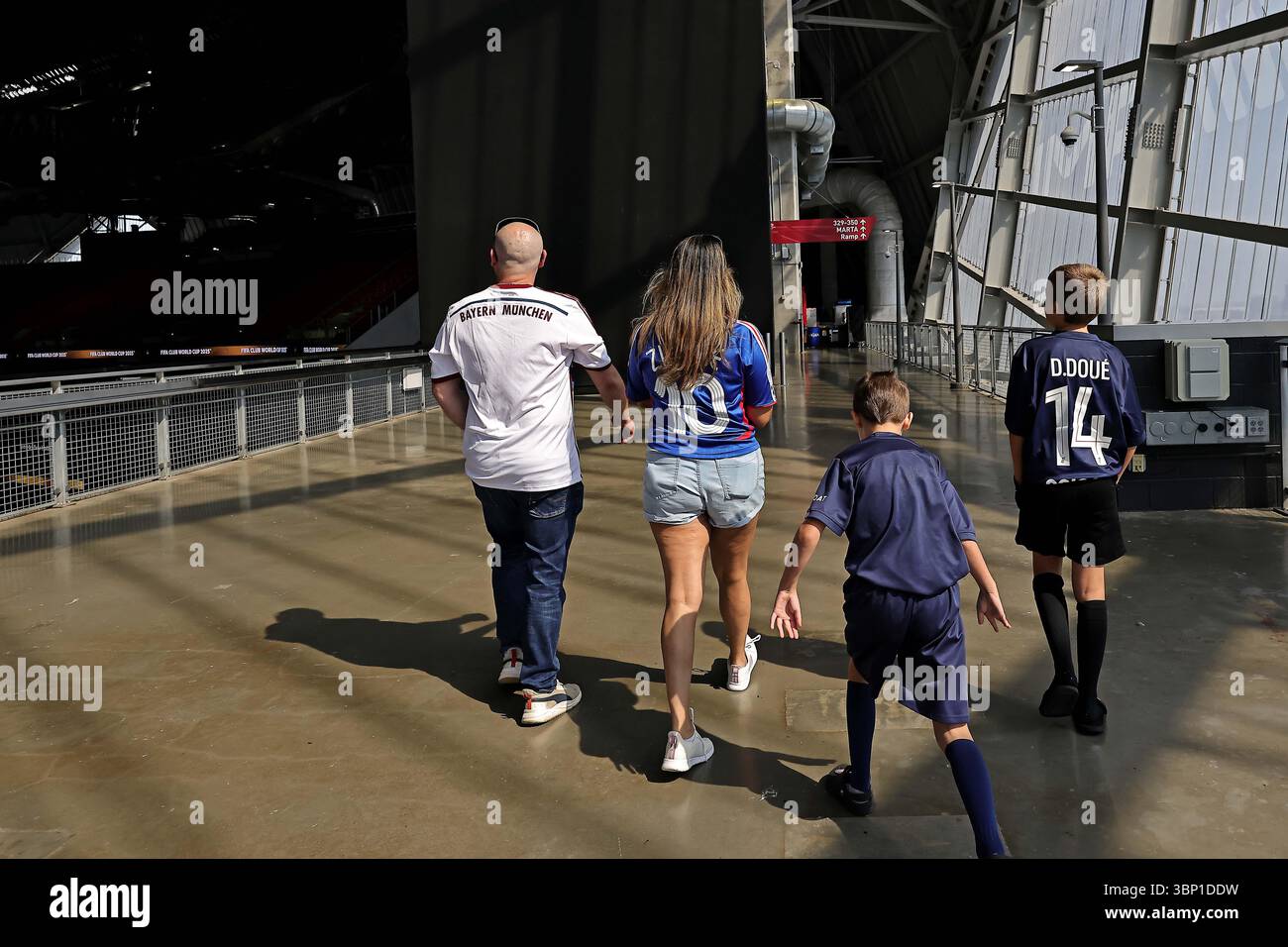 Atlanta, Stati Uniti. 5 luglio 2025. I tifosi del PSG e del Bayern Monaco arrivano per i quarti di finale della Coppa del mondo per club FIFA 2025, al Mercedes-Benz Stadium di Atlanta, Stati Uniti, il 5 luglio 2025. Foto: Heuler Andrey/DiaEsportivo/Alamy Live News crediti: DiaEsportivo/Alamy Live News Foto Stock
