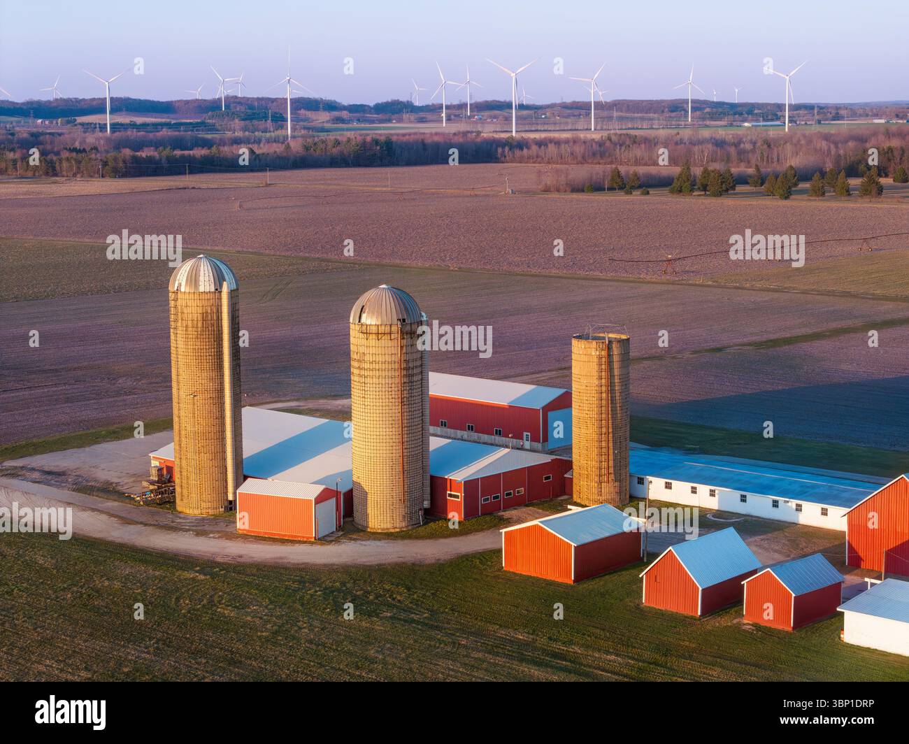 Monton Farm, una fattoria certificata per l'ambiente, con Energy Lake Winds® Energy Park wind farm a Pentwater, Oceana County, Michigan, USA Foto Stock