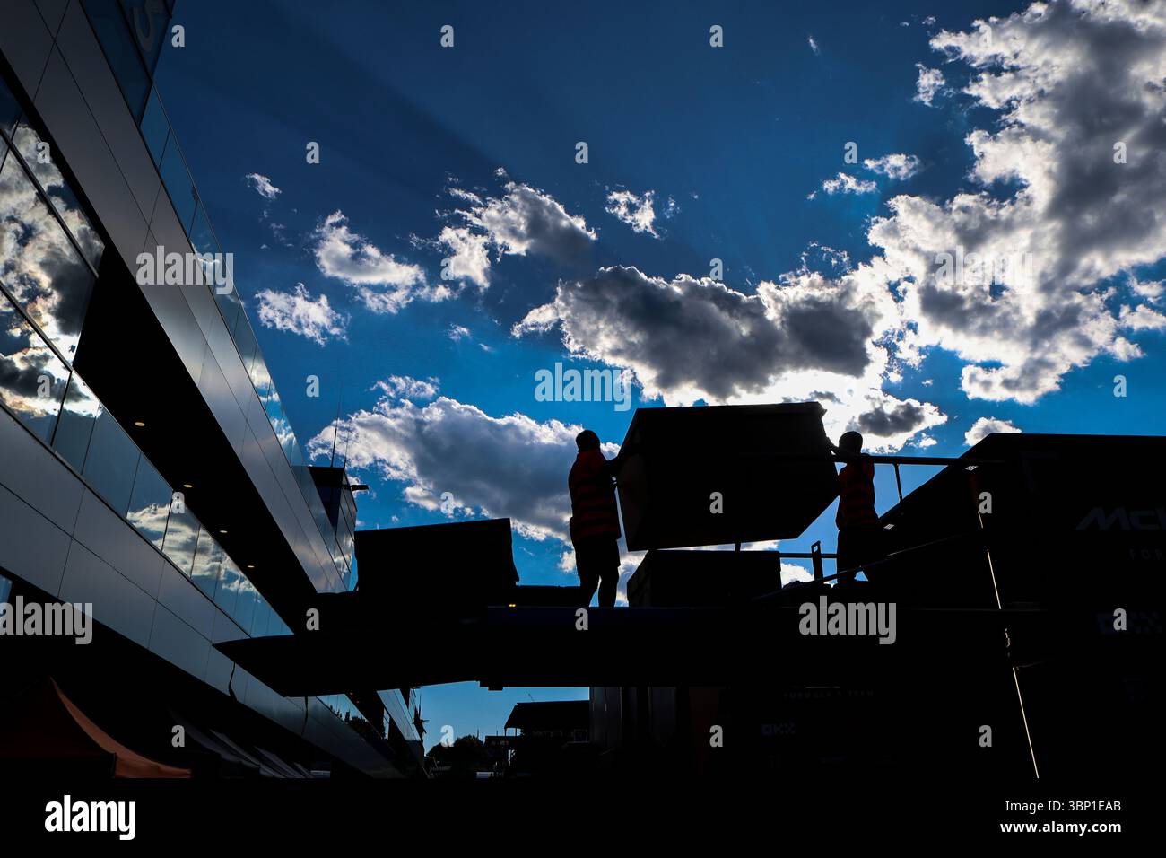 Red Bull Ring, 29 giugno 2025. Formula 1 MSC Cruises Gran Premio d'Austria 2025. Nella foto: I meccanici confezionano le scatole nel camion dopo la gara © Piotr Zajac/Alamy Live News Foto Stock