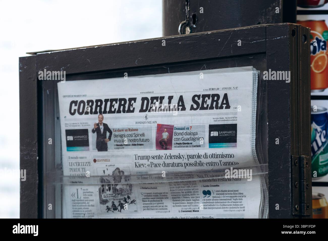Milano, Italia - 19 marzo 2025: Il Corriere della sera è esposto al chiosco di strada nel centro di Milano Foto Stock