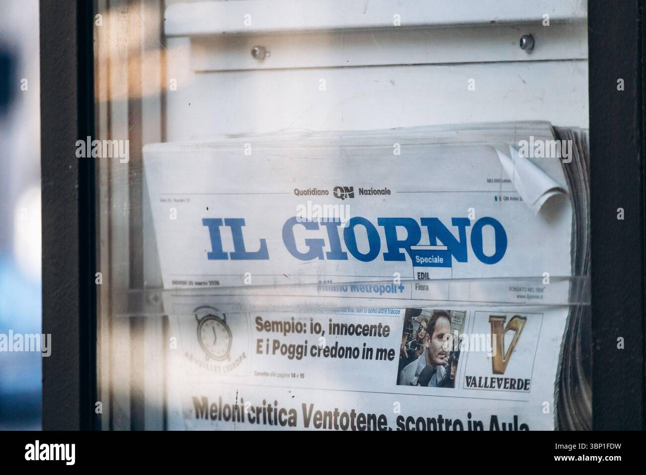 Milano, Italia - 19 marzo 2025: Il giorno viene esposto al chiosco di strada nel centro di Milano Foto Stock